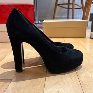 Nine West black suede pump